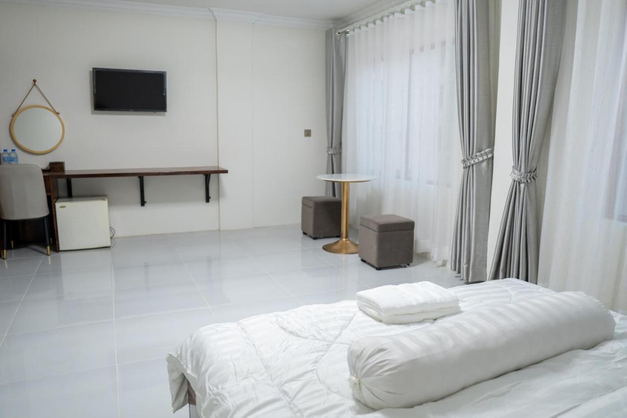 Empire House, Phnom Penh Hotel ภายนอก รูปภาพ