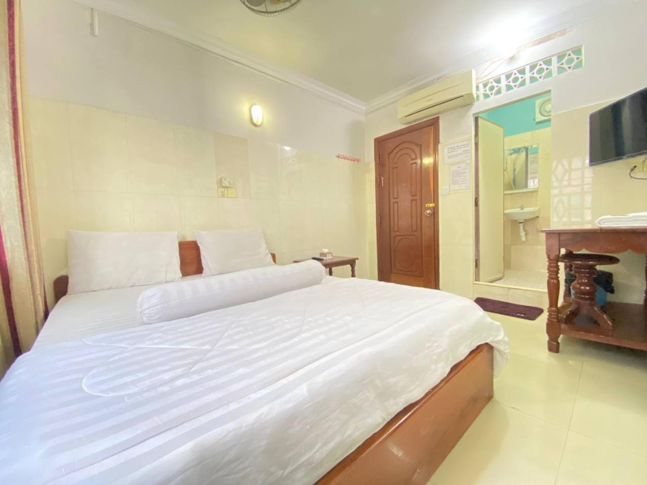 Empire House, Phnom Penh Hotel ภายนอก รูปภาพ